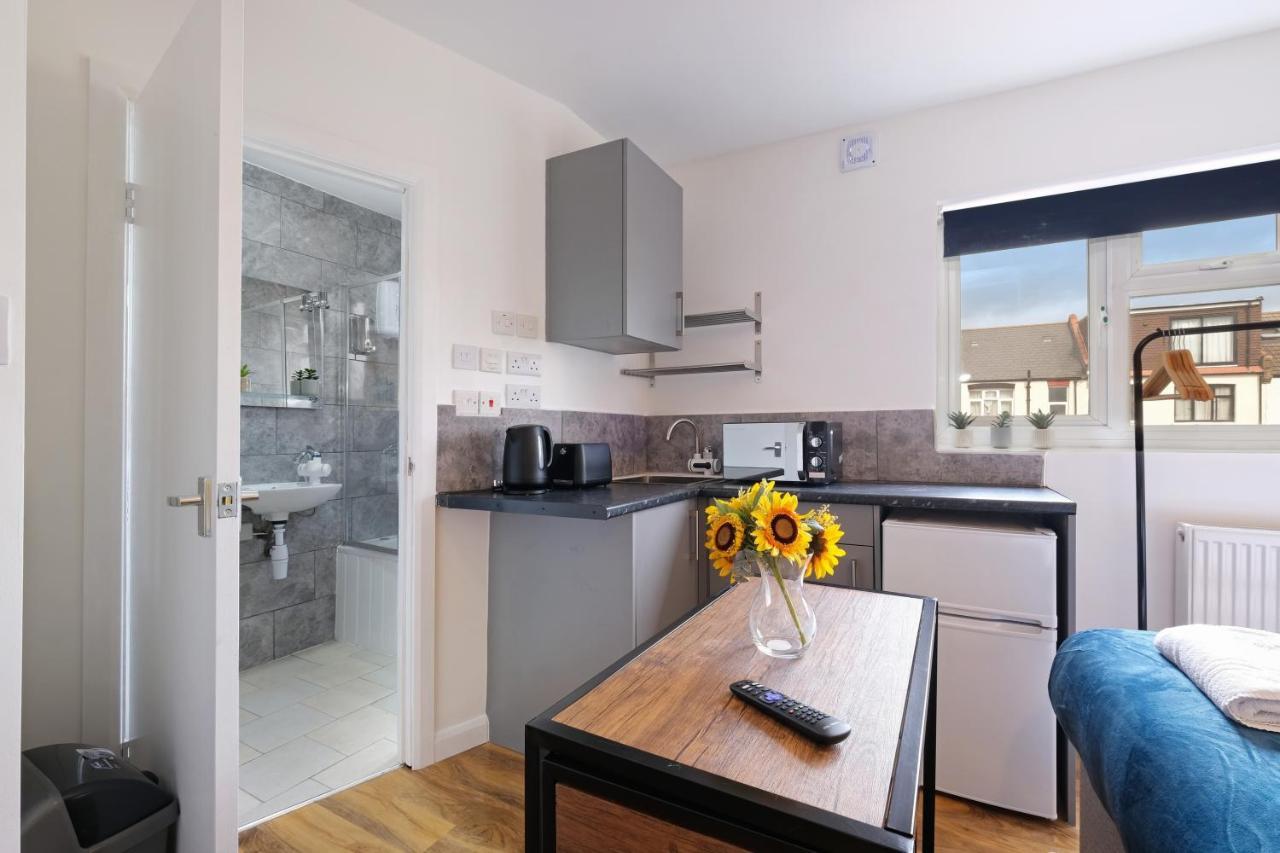 Fernbank Studios Sudbury Hill Harrow Self-Contained Studios With En-Suite Wembley Eksteriør bilde