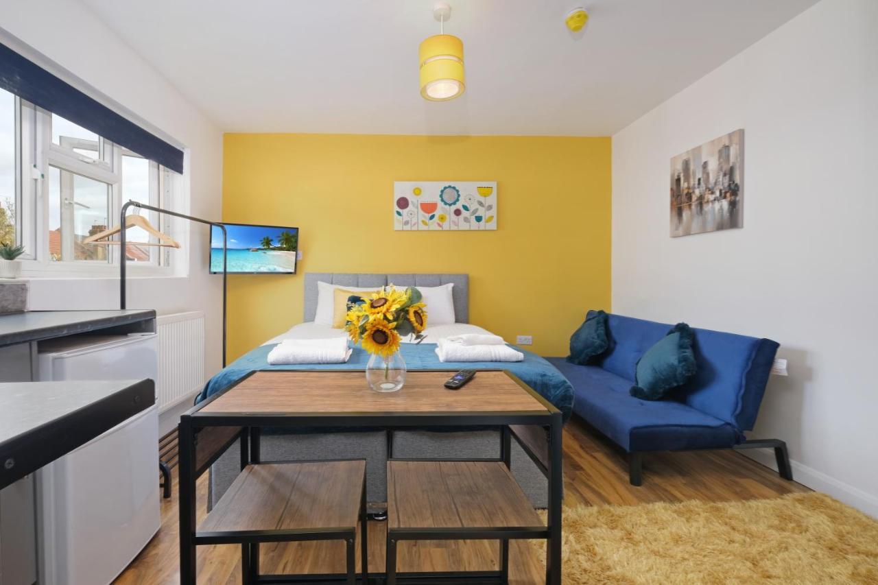 Fernbank Studios Sudbury Hill Harrow Self-Contained Studios With En-Suite Wembley Eksteriør bilde